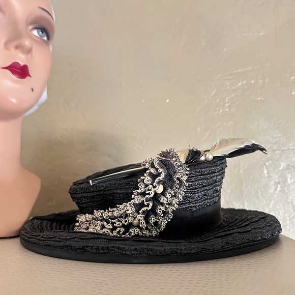 EXCEPTIONAL 1940s\' BLACK STRAW FEDORA WITH IVORY EDGED TRIM & FEATHERS